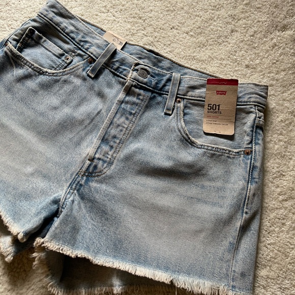 NWT Levi’s 501 Women's Light Blue Jean Shorts Size 32 - Picture 2 of 12